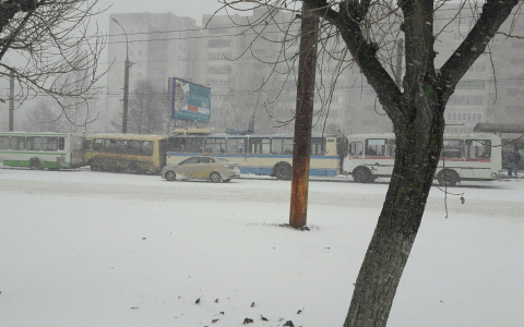 Транспортный коллапс в Кирове: пассажиры не могут вызвать такси, инспекторы откладывают экзамены по вождению