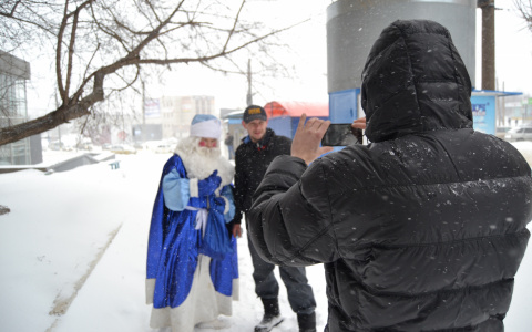 В апрельский снегопад на улицы Кирова вышел Дед Мороз