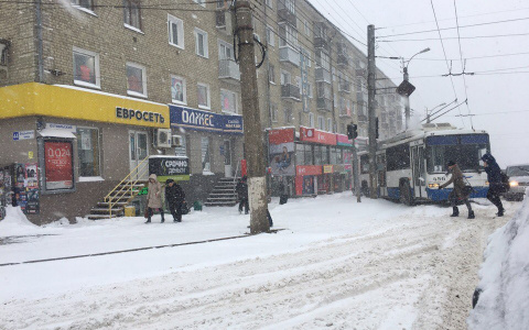 В Кирове из-за непогоды троллейбус вынесло на тротуар