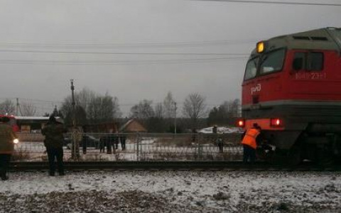 На Горьковской железной дороге пассажирский поезд протаранил грузовик