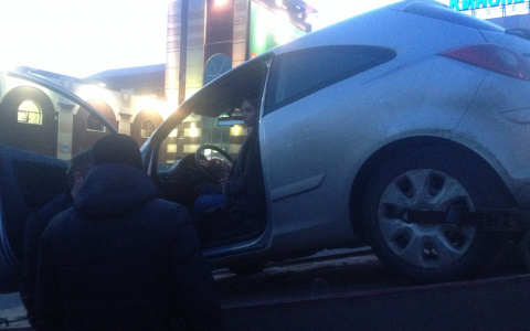 Новости России: арест машины звезды "Дом-2" и снос детской площадки Водяновой