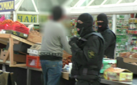 Полицейские закрыли точку торговли насваем на Центральном рынке