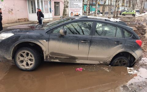 В Кирове иномарка попала в огромную яму на Ленина