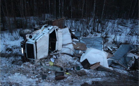 В Коми на трассе перевернулся грузовик: пострадали кировчане