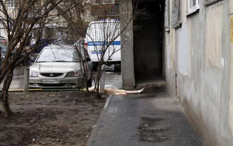 С балкона дома на Комсомольской выпала женщина