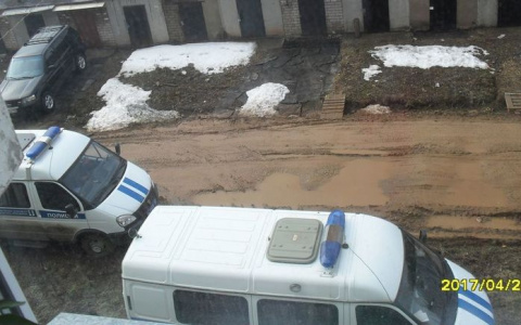 В Кирове женщина выпала с балкона: появились фото с места происшествия