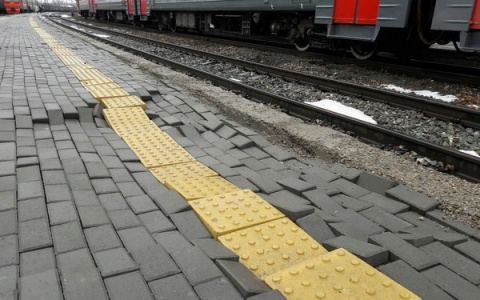 Фото брусчатки на станции в Кировской области рассмешили подписчиков "Пикабу"