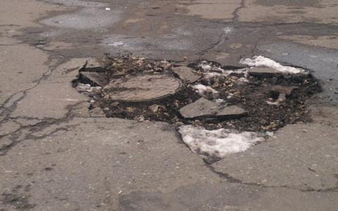 Перед парадом Победы на Театральной площади рассыпался асфальт