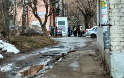 В центре Кирова полицейские оцепили территорию детского сада