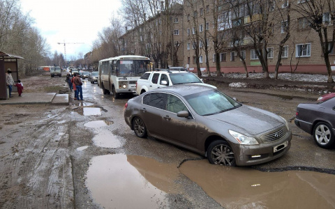 За один день несколько водителей чуть не оставили колеса в кировских ямах