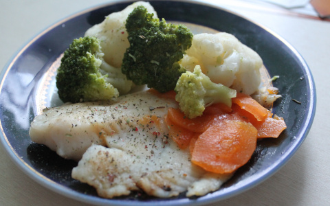 Едим правильно: тилапия на пару с овощами