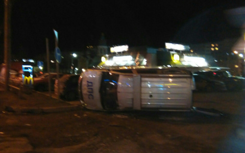 В Кирове на центральной улице перевернулась машина ДПС