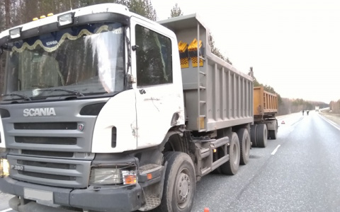 На трассе "Вятка" столкнулись две фуры: в ДТП пострадал один из водителей