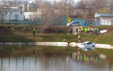 В Кирове у ДК железнодорожников иномарка съехала в пруд