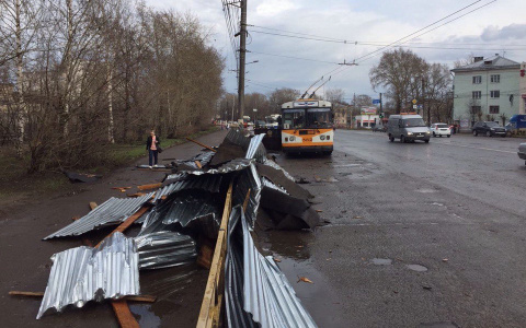 Ураган в Кирове: упавшие дорожные знаки, сорванные крыши и улетевший забор