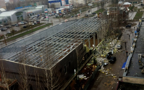 У спорткомплекса на Воровского обрушилась стена