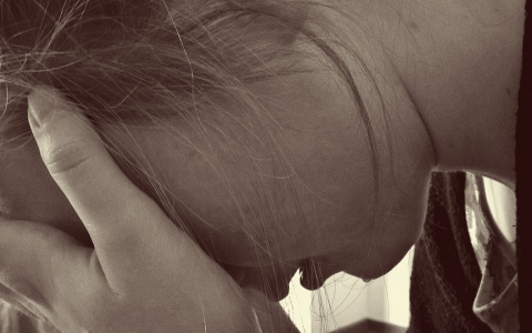 В Фаленском районе 57-летний преподаватель поцеловал в губы школьницу