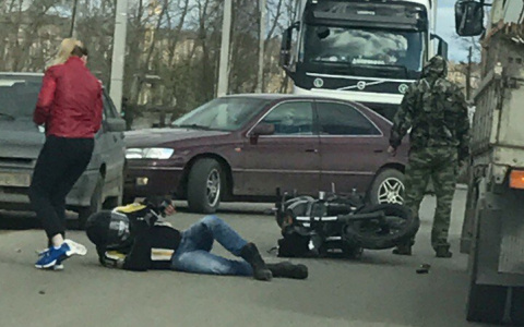 В Кирове ВАЗ сбил мотоциклиста: от удара байкера откинуло еще на две машины