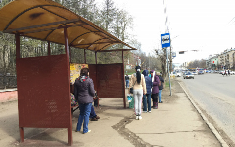 В Кирове начали чистить остановки от рекламы и последствий вандализма