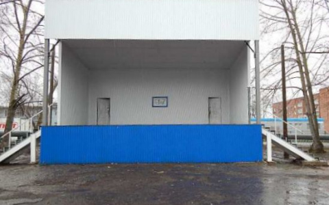 Вандалы разгромили и изрисовали непристойностями главную сцену Омутнинска