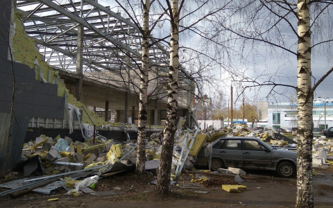Кировчане, живущие рядом с рухнувшим спорткомплексом, собирают подписи за его снос