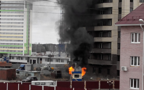 В новом микрорайоне Кирова на территории стройки произошел пожар