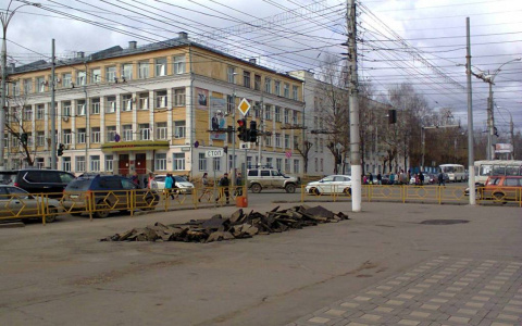 В Кирове разломали ровный асфальт у администрации города