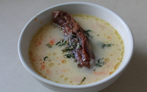 Сытный обед: суп сырный с копченостями