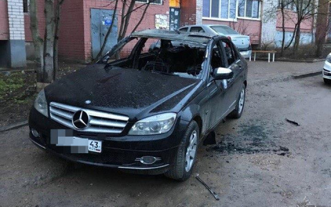 В Кирове сгорел "Mercedes-Benz C 200": владелец уверен, что авто подожгли