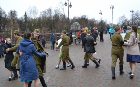 Кировчане танцевали вальс и пели фронтовые песни на Набережной Грина