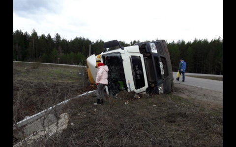 В Кировской области на трассе при повороте перевернулась фура с комбикормом