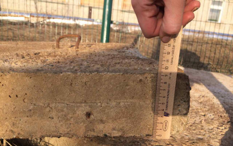 В Кировской области на территории администрации на ребенка упала плита