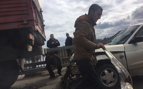 На Старом мосту «десятка» влетела под стоящий КамАЗ: водитель легковушки убежал