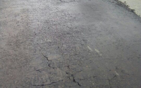 Новый асфальт за 7 миллионов в Кирове пошел трещинами