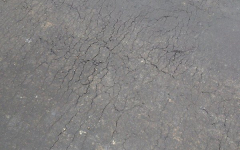 Подрядчик переделает растрескавшийся новый асфальт в Порошино