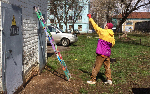 Уличные художники раскрасили гаражи в центре Кирова