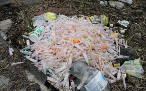 В Коминтерне обнаружили свалку с опасными медотходами