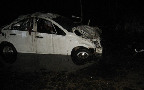 В Кирове автомобиль у Нового моста улетел в кювет и перевернулся
