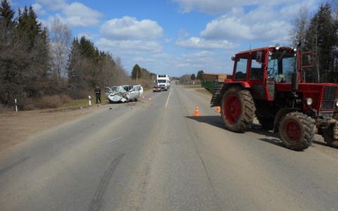 В Кировской области иномарка врезалась в трактор: пострадали три человека