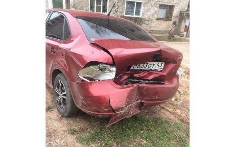 В Кирове женщина-водитель Audi въехала в Volkswagen и уехала с места аварии