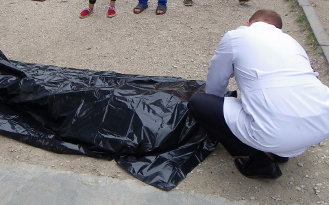 Очевидцы: в Кирове 24-летний парень выпал с балкона 16 этажа