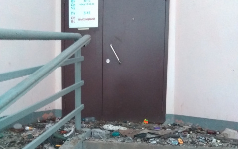 В Кирове вход в коммунальную службу завалили мусором