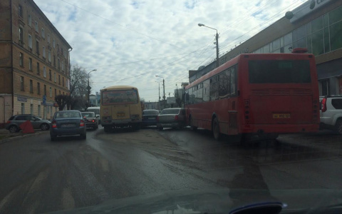 На Лепсе столкнулись две иномарки и два автобуса