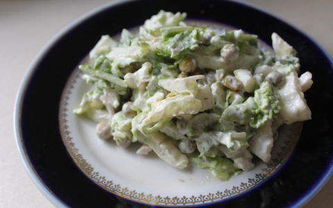 Салат с зеленым горошком: легкий гарнир