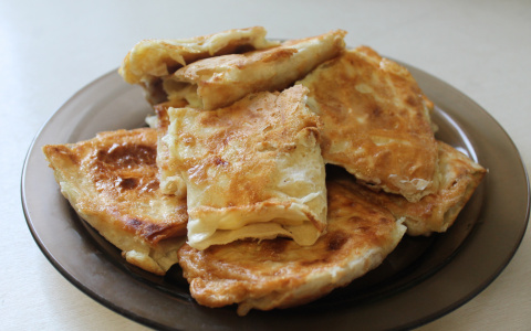 Лаваш в яйце с начинкой: сытный завтрак за 15 минут