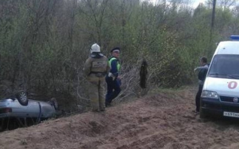 В Кировской области на берегу реки перевернулся автомобиль