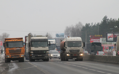 Большегрузы мешают ремонту кировских дорог