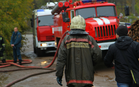 В Кирове произошел пожар в доме: люди с раннего утра находятся на улице