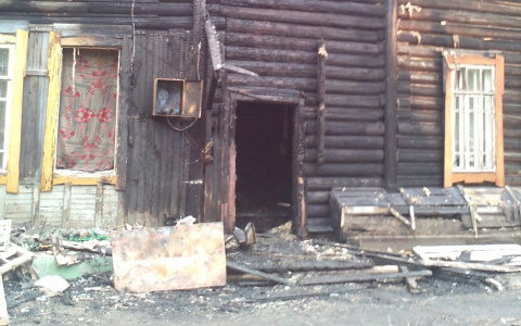 Пожар в двухэтажном доме в Кирове: 10 семей остались без крыши над головой