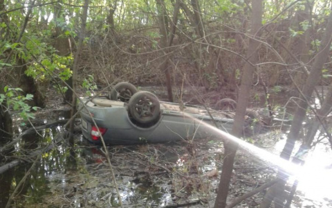В Кировской области автомобиль съехал в реку: пострадали два человека